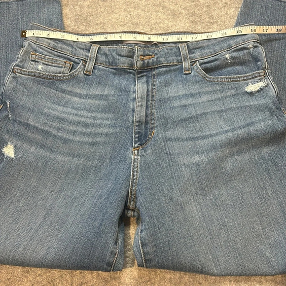 Joe's Loose Fit Crop, Size 31. Light Wash. - Picture 8 of 12